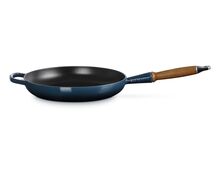 Le Creuset gietijzeren Signature koekenpan met houten handvat - 28 cm / 2.6 liter - kersenrood