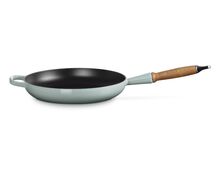 Le Creuset gietijzeren Signature koekenpan met houten handvat - 28 cm / 2.6 liter - kersenrood