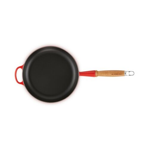 Le Creuset gietijzeren Signature koekenpan met houten handvat - 26 cm / 2.0 liter - kersenrood