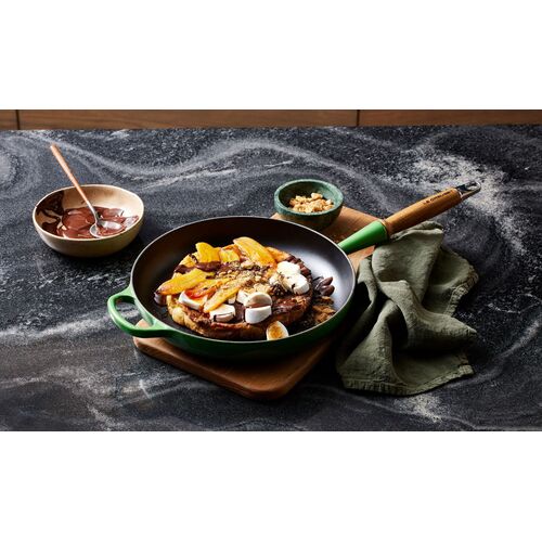 Le Creuset gietijzeren Signature koekenpan met houten handvat - 28 cm / 2.6 liter - caribbean blue [CLONE]