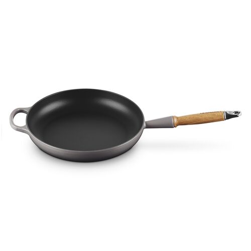 Le Creuset gietijzeren Signature koekenpan met houten handvat - 28 cm / 2.6 liter - kersenrood