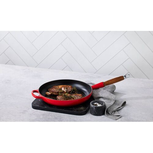 Le Creuset gietijzeren signature koekenpan met houten handvat - 28 cm / 2.6 liter - kersenrood