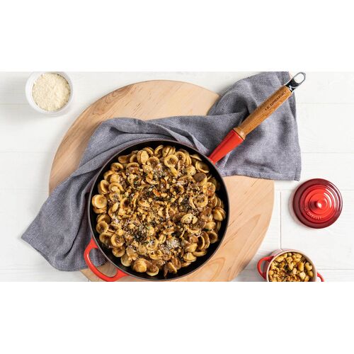 Le Creuset gietijzeren signature koekenpan met houten handvat - 28 cm / 2.6 liter - kersenrood