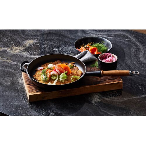 Le Creuset gietijzeren koekenpan met houten handvat - 28 cm / 2.6 liter - mat zwart [CLONE]