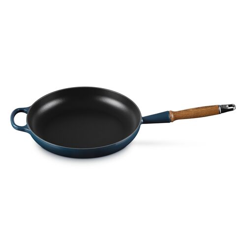 Le Creuset gietijzeren Signature koekenpan met houten handvat - 28 cm / 2.6 liter - kersenrood