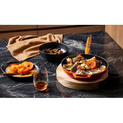 Le Creuset gietijzeren Signature koekenpan met houten handvat - 28 cm / 2.6 liter - oranjerood