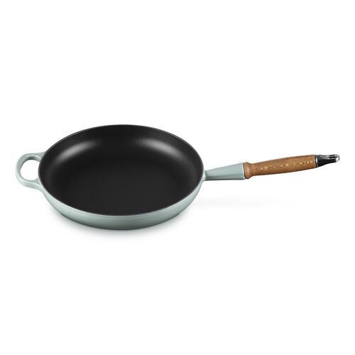 Le Creuset gietijzeren Signature koekenpan met houten handvat - 28 cm / 2.6 liter - kersenrood