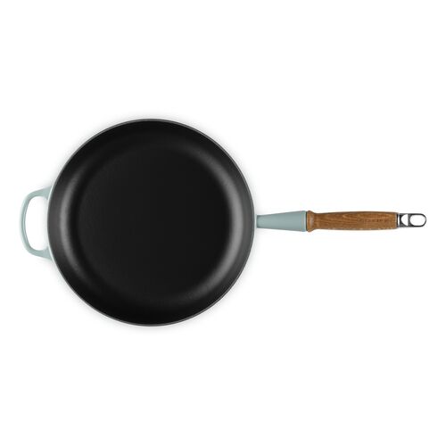 Le Creuset gietijzeren Signature koekenpan met houten handvat - 28 cm / 2.6 liter - kersenrood